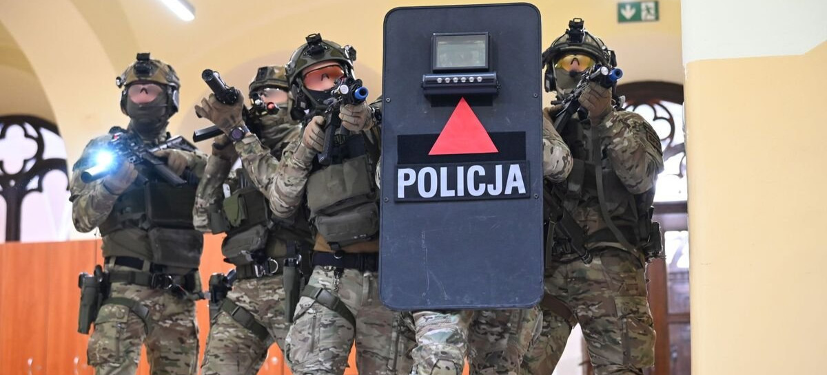 Aktywny strzelec w Zespole Szkół w Tyczynie. Realistyczne ćwiczenia z udziałem kontrterrorystów [VIDEO, ZDJĘCIA]