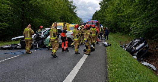 TRAGEDIA W GŁOGOWIE MAŁOPOLSKIM! Czołowe zderzenie BMW z Kią. Dwie osoby zginęły na miejscu [ZDJĘCIA]