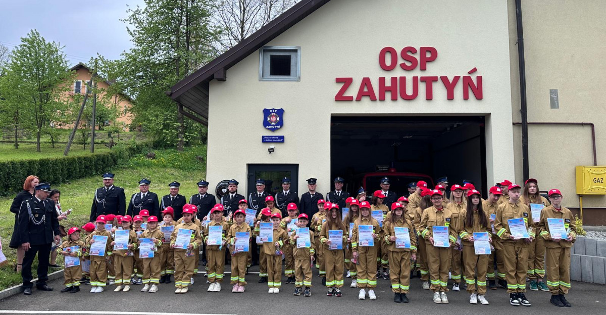 Ślubowanie Dziecięcej i Młodzieżowej Drużyny Pożarniczej w Zahutyniu (ZDJĘCIA)