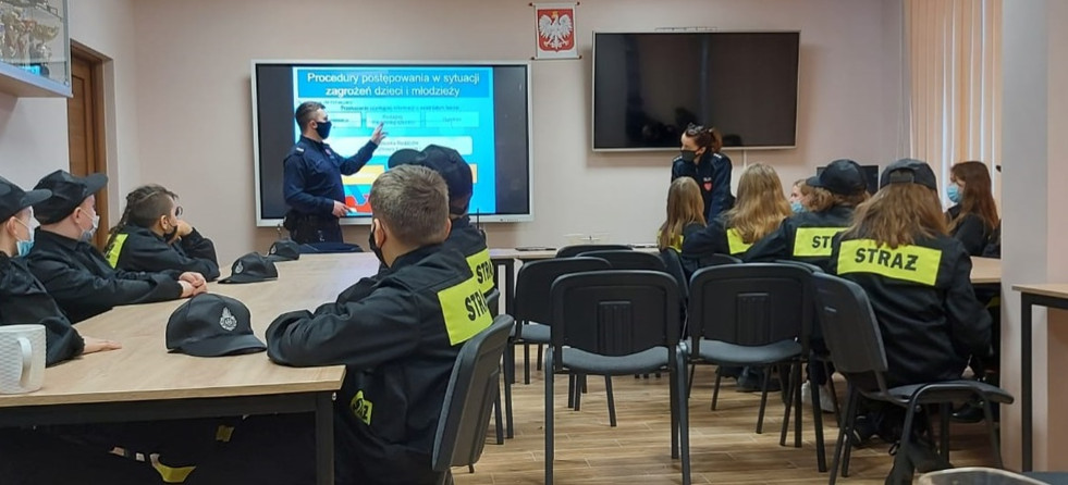 Młodzież z OSP Blizne brała udział w spotkaniu z policjantami (ZDJĘCIA)