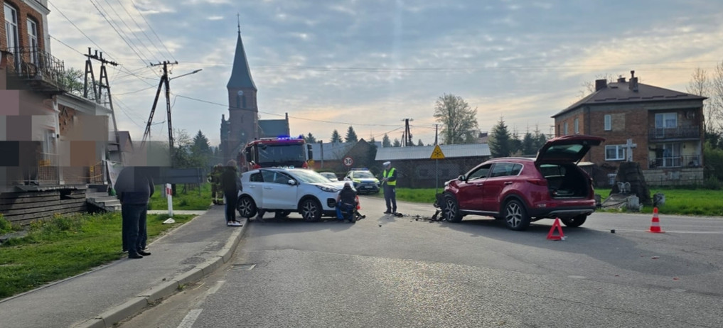 Groźne zderzenie dwóch osobówek w Trześniowie. Jedna osoba trafiła do szpitala [ZDJĘCIA]