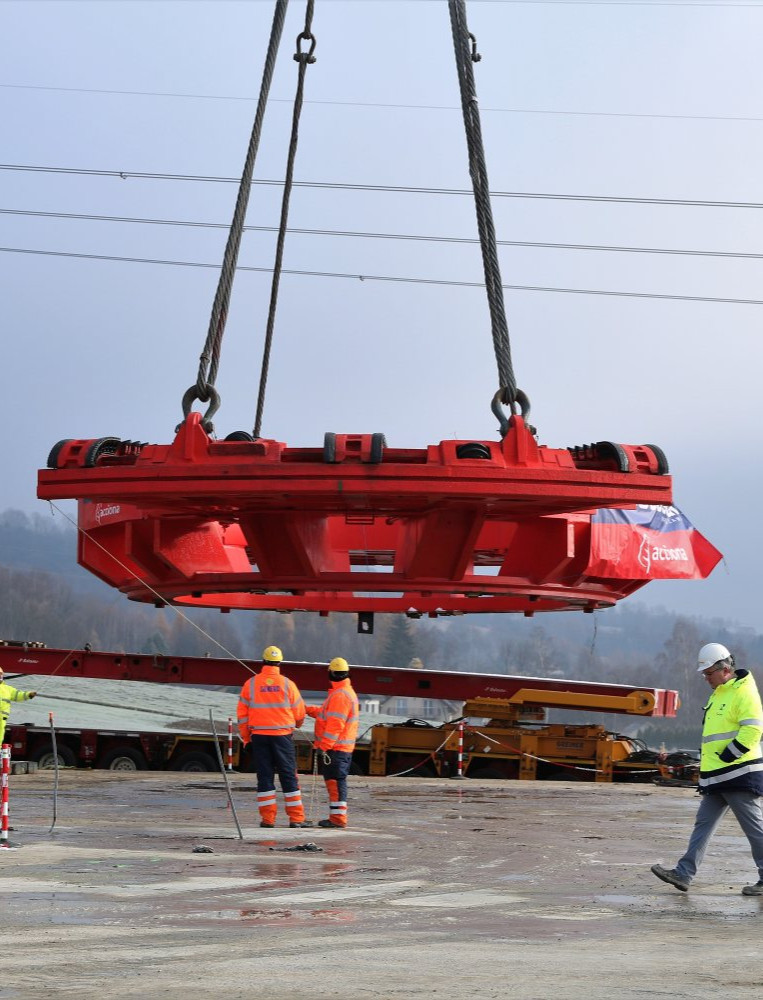 Potężna maszyna już na Podkarpaciu. Ma ponad 100 m i waży 4000 ton! (VIDEO, ZDJĘCIA)