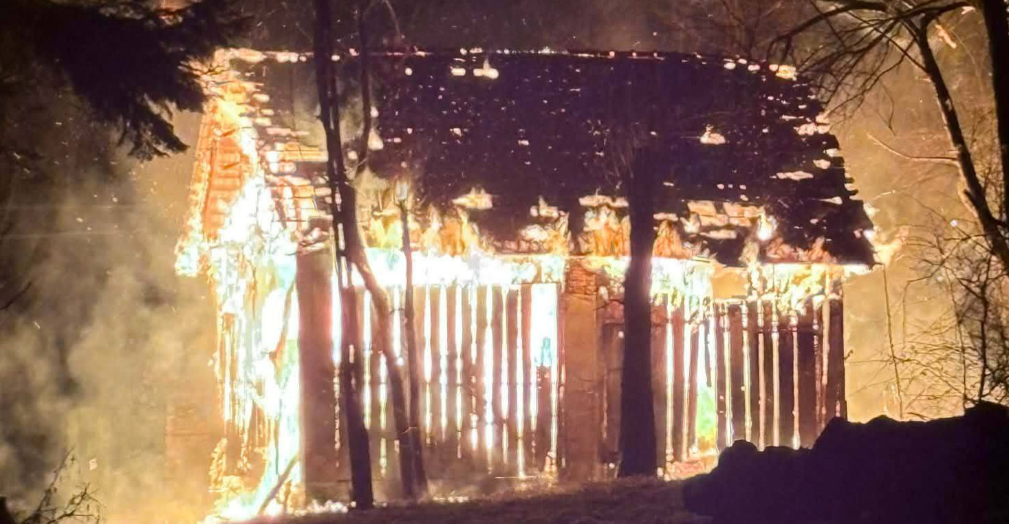 Groźny pożar w Kostarowcach. Spłonął budynek gospodarczy [ZDJĘCIA]