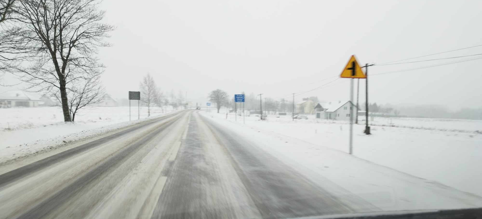 Śnieżyce i zalegający śnieg. Na drogach może być niebezpiecznie (ZDJĘCIA)