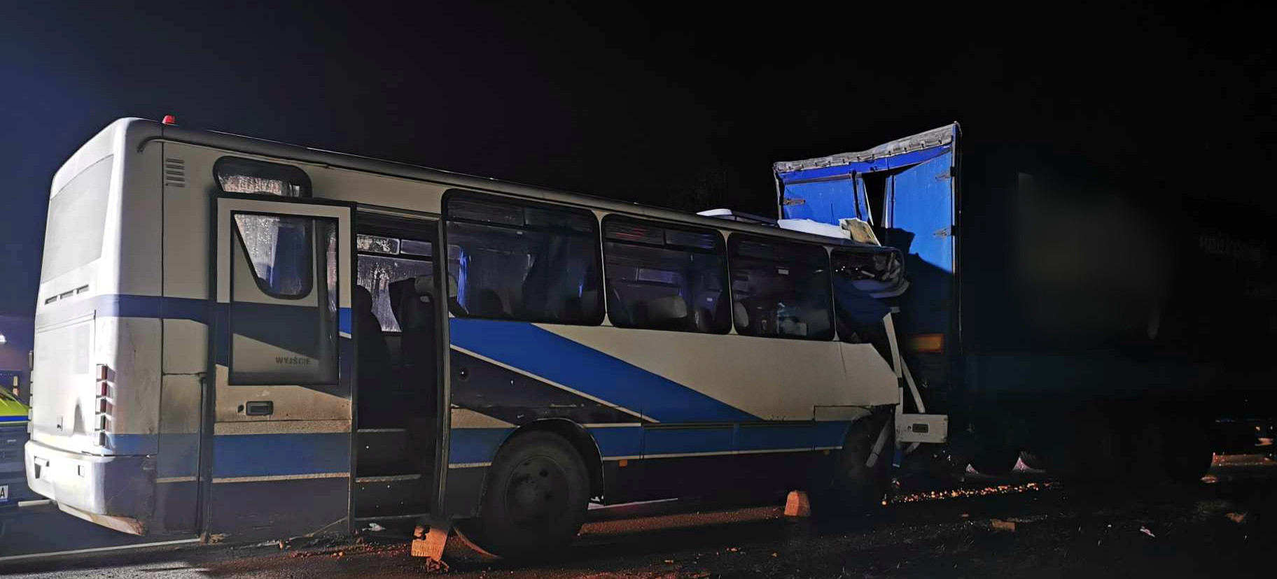 PODKARPACIE: Autobus zderzył się z ciężarówką. Ranna jedna osoba
