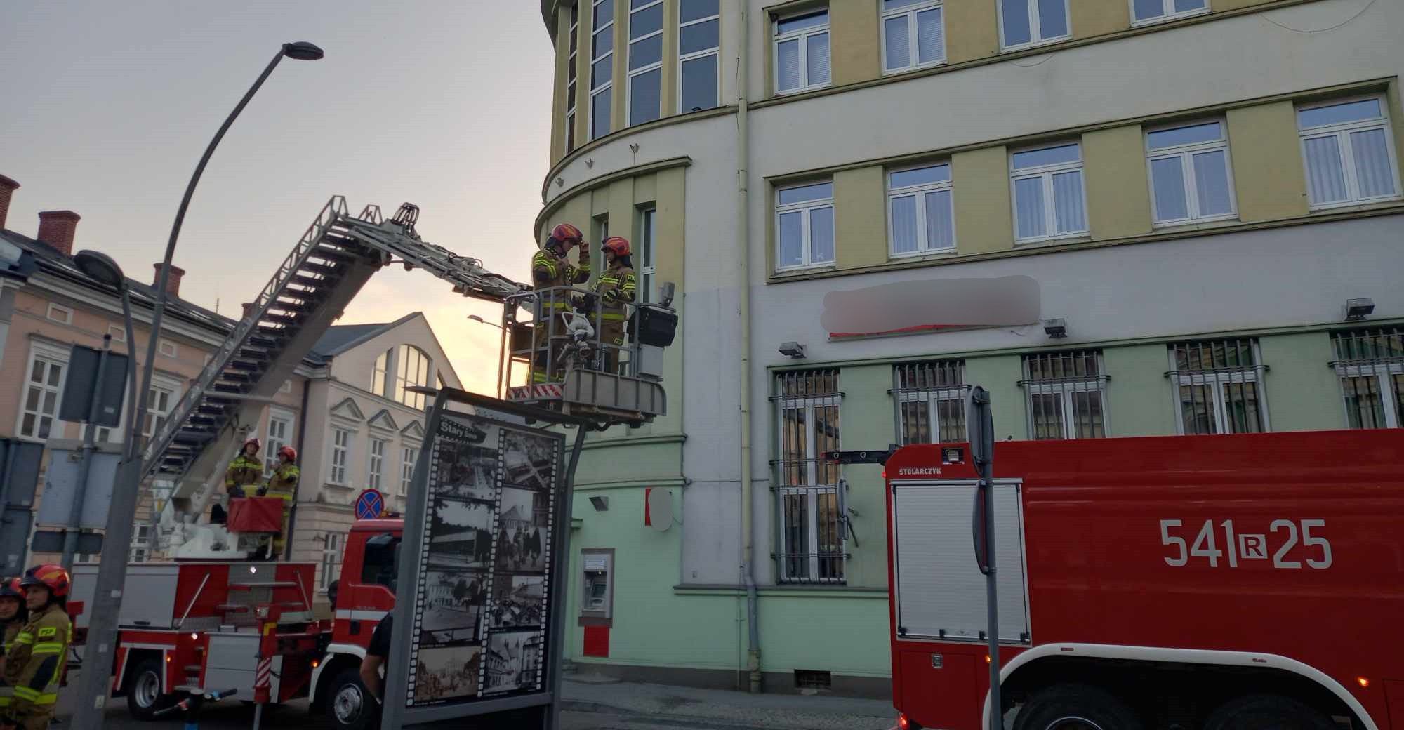 Alarm przeciwpożarowy w banku. Akcja strażaków (ZDJĘCIA)