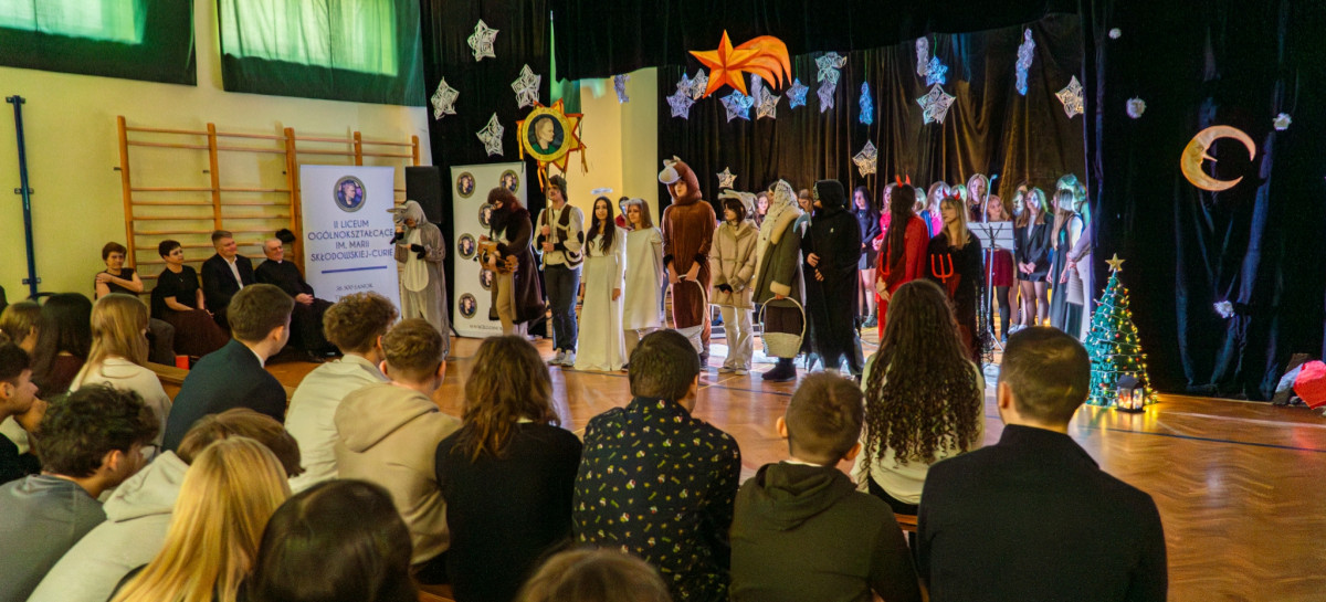 Kolędy, życzenia i Betlejemskie Światło Pokoju. Jasełka w II LO w Sanoku