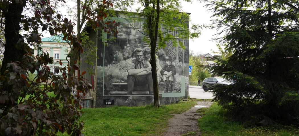 Beksińscy „wrócili” na Jagiellońską. Nowy mural Arkadiusza Andrejkowa [VIDEO, ZDJĘCIA]