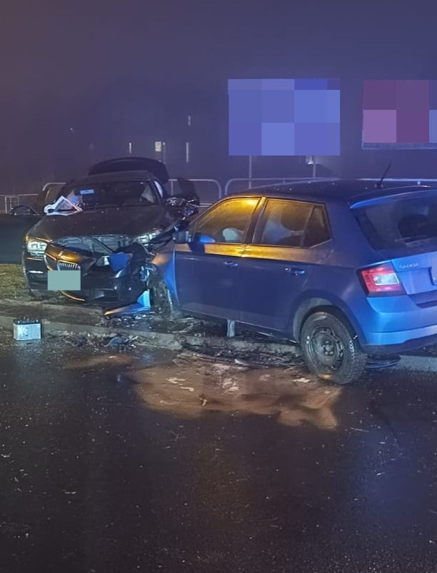 Brawura na rondzie Kuronia. Przejechał przez środek skrzyżowania i staranował BMW [ZDJĘCIA]