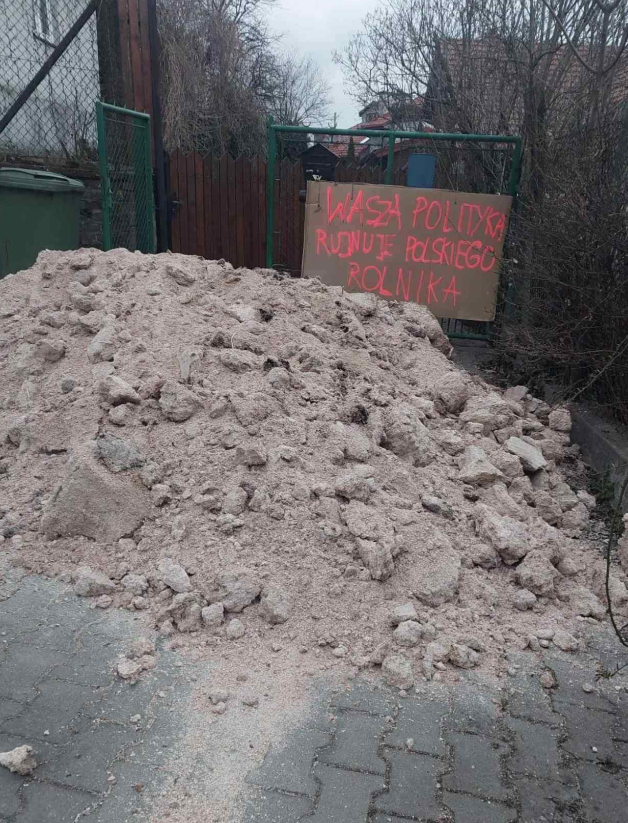Rolnicy zablokowali wjazd na posesję Marka Kuchcińskiego! (VIDEO, ZDJĘCIA)