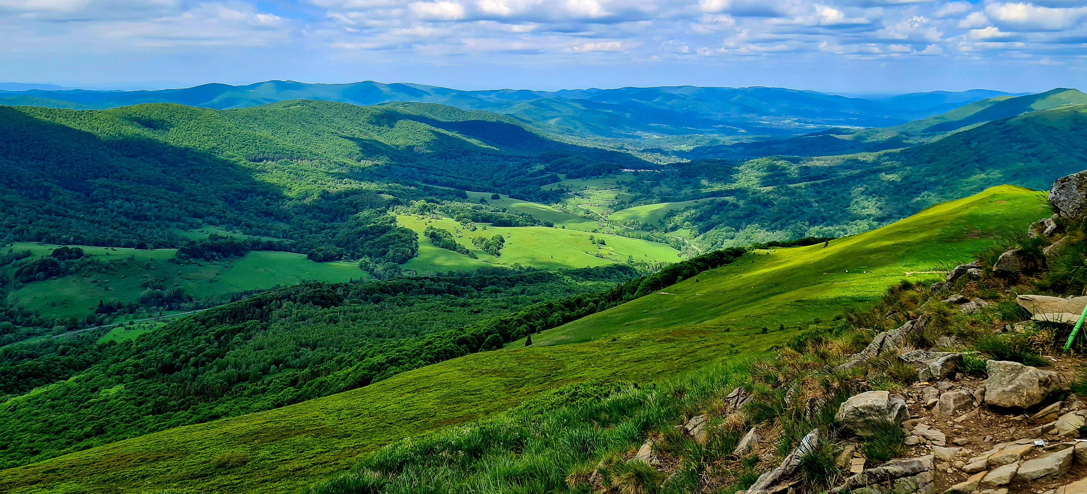 BIESZCZADY: Nielegalne wejście na pas drogi granicznej. Apel do turystów