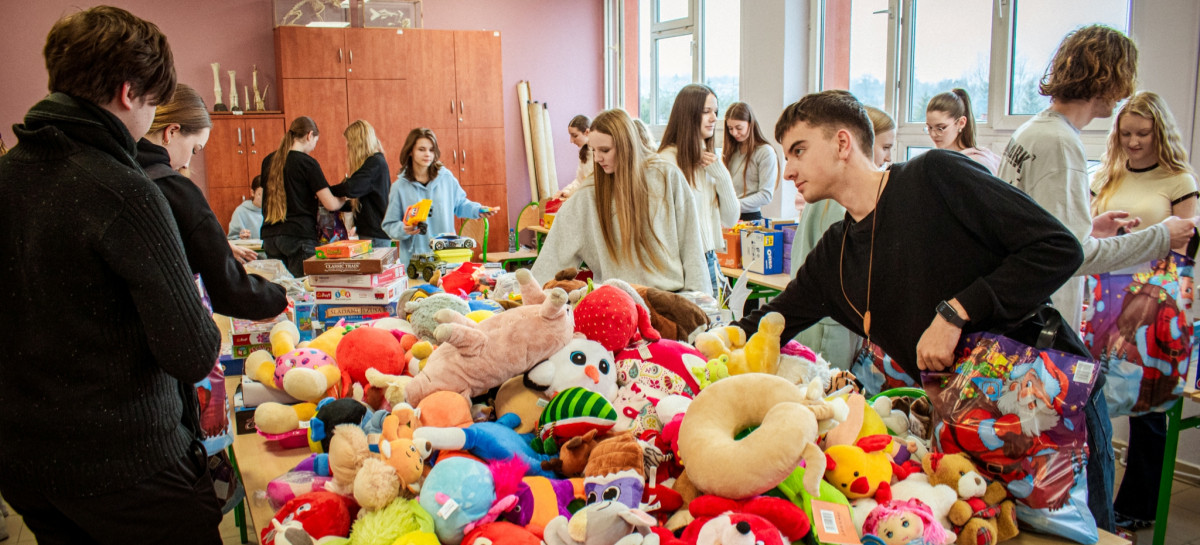 Mikołajkowa misja w I LO w Sanoku. Pomocnicy św. Mikołaja szykują prezenty [ZDJĘCIA]