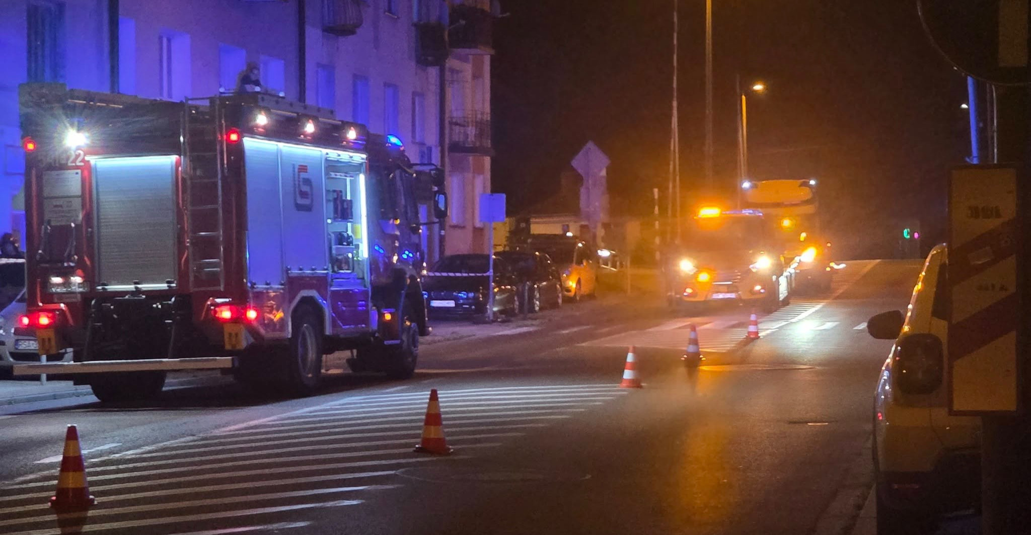 SANOK: Stracił panowanie, ściął słupki i wjechał w zaparkowane auto – był nietrzeźwy