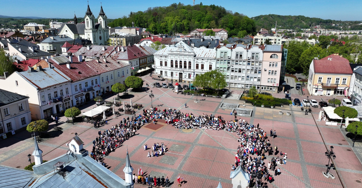 „Przedszkolaki z Biało-Czerwoną”. Najmłodsi sanoczanie uczcili Dzień Flagi (ZDJĘCIA)
