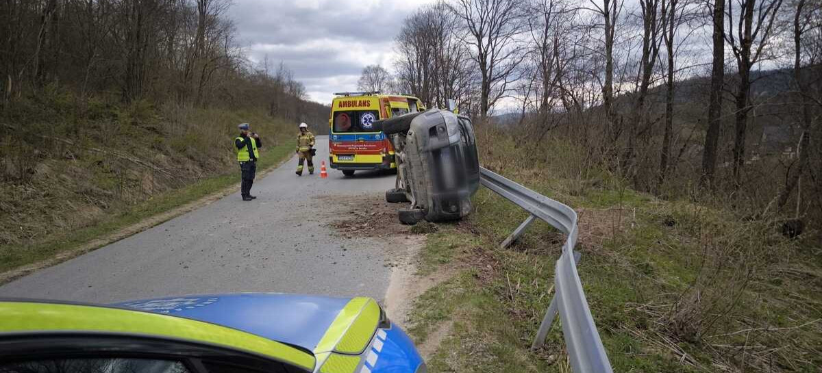 BIESZCZADY: Chwila nieuwagi i utrata kontroli nad pojazdem. Policja apeluje o rozwagę