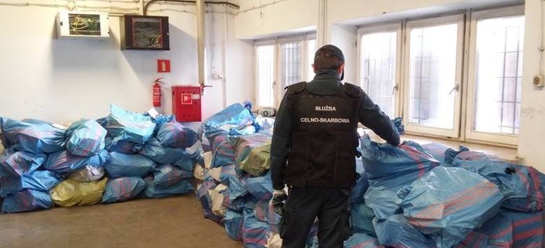 KORCZOWA: Ogromny przemyt. 2 miliony nielegalnych papierosów w ciężarówce (FOTO)
