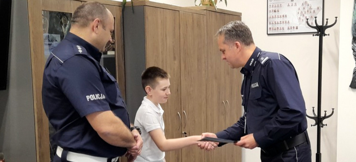 Bohaterski chłopiec z Leska udaremnił oszustwo – został wyróżniony przez Komendanta! (FOTO)