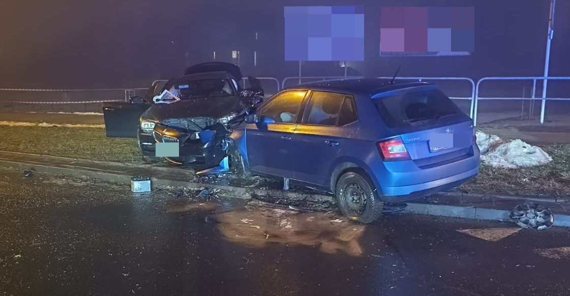 RZESZÓW: Brawura na rondzie Kuronia. Przejechał przez środek skrzyżowania i staranował BMW [ZDJĘCIA]