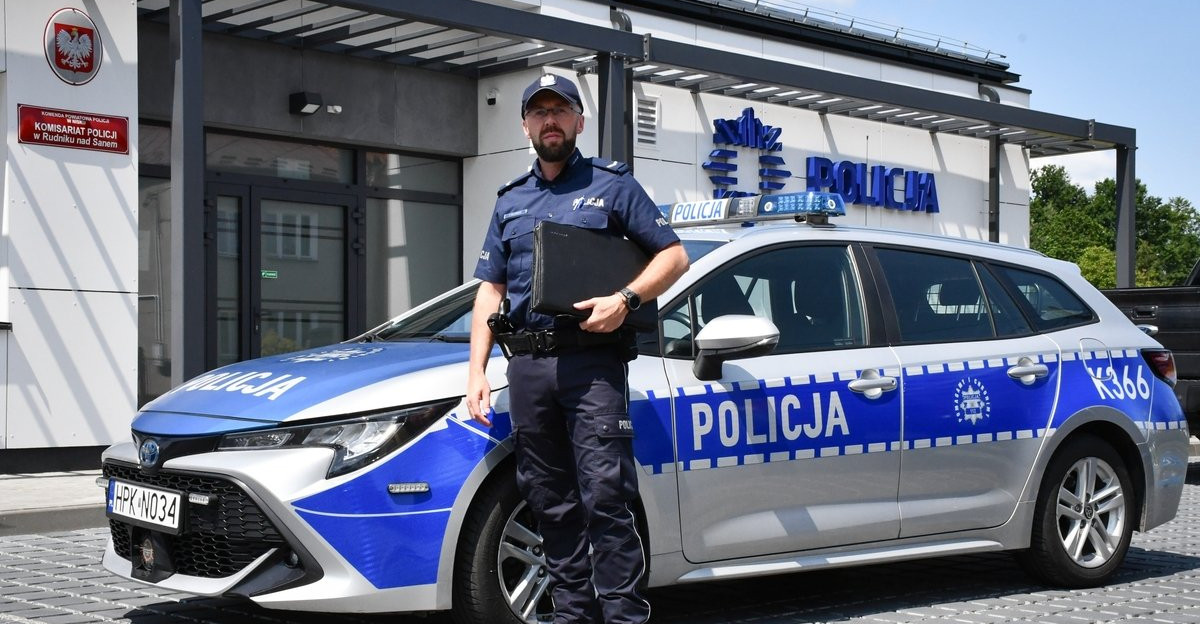 Podkarpacki policjant z tytułem #SuperDzielnicowy 2025 – poznajcie sierż. Tomasza Majowicza z Rudnika nad Sanem