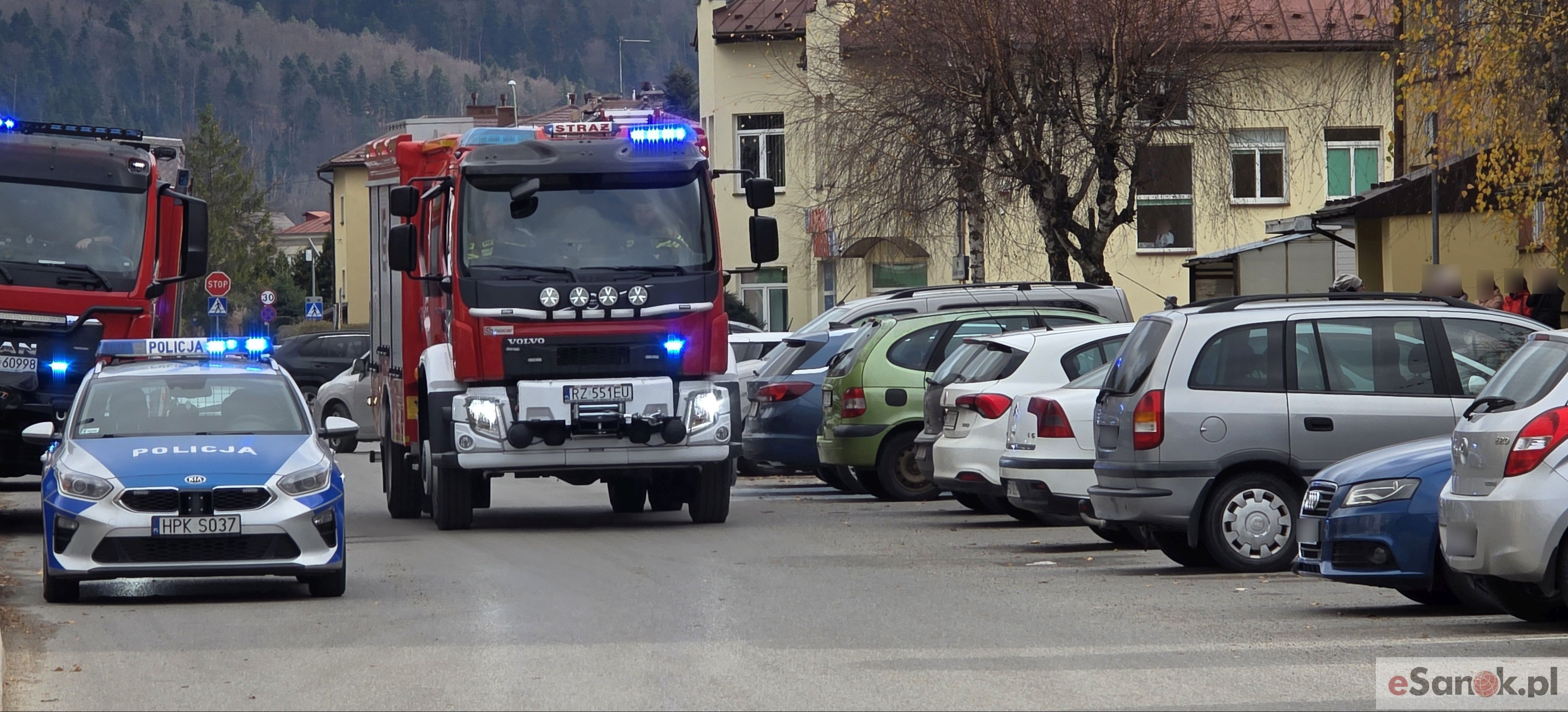 SANOK. Atak mężczyzny na funkcjonariuszy, policjanci użyli broni. Nie żyją dwie osoby [VIDEO, ZDJĘCIA]