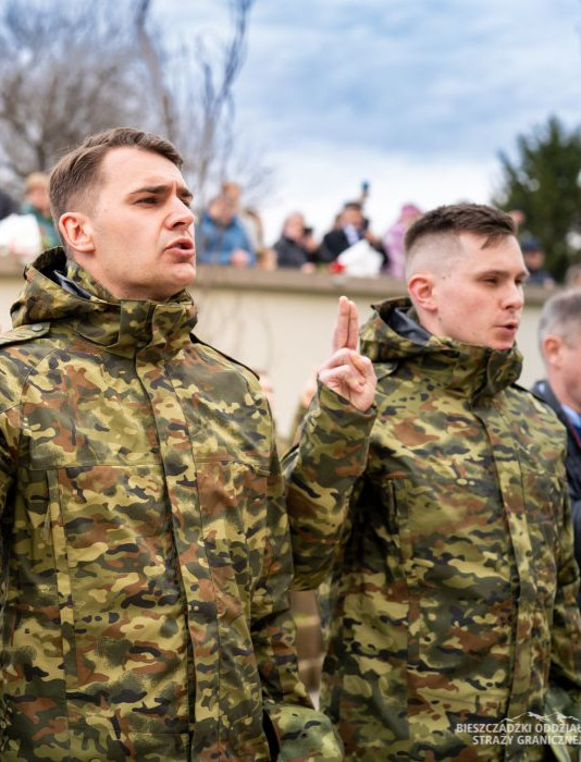 Nowi funkcjonariusze w szeregach Straży Granicznej. Ślubowanie i awanse [VIDEO, ZDJĘCIA]