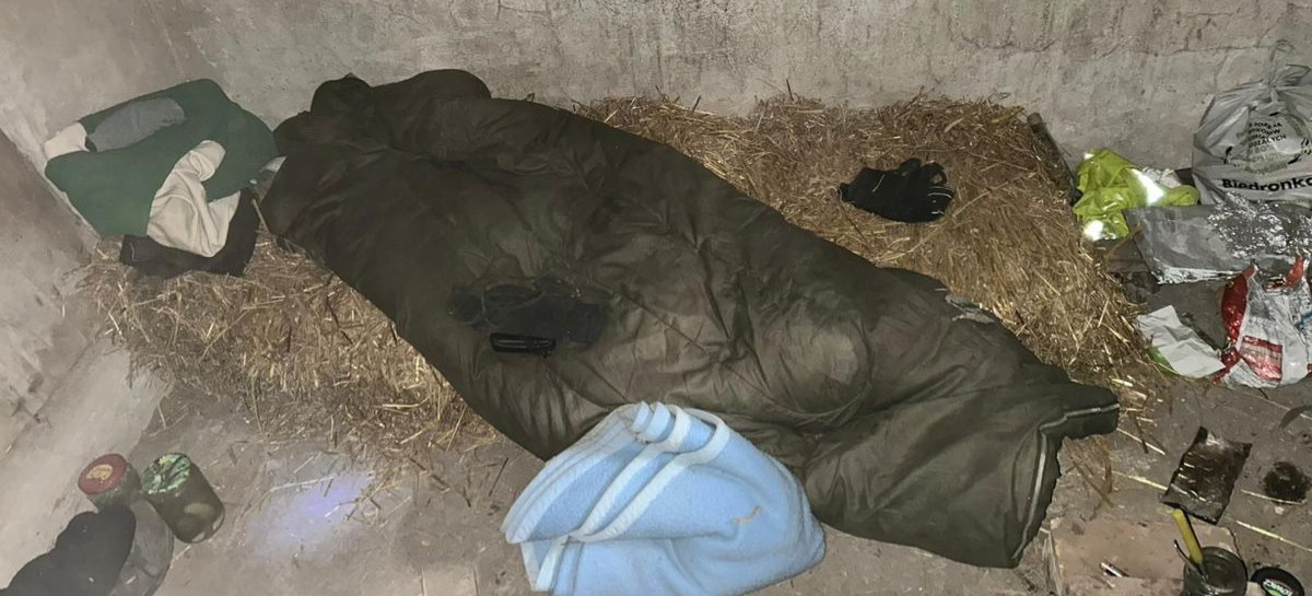 Z Francji na Podkarpacie. 41-latek mieszkał samotnie z psem w pustostanie [ZDJĘCIA]