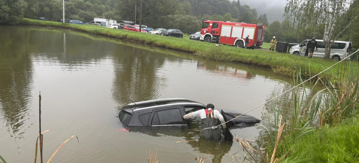 BIESZCZADY: Dachowanie, wjazd do stawu i zderzenie na łuku (FOTO)