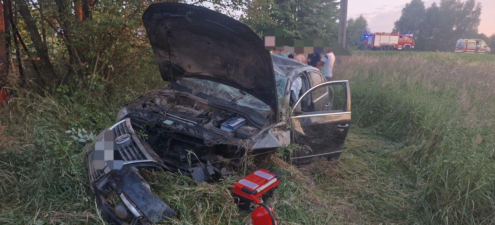 Groźne dachowanie samochodu w Golcowej. Jedna osoba poszkodowana [ZDJĘCIA]