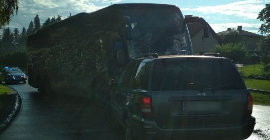 IZDEBKI: Czołowe zderzenie jeepa z autokarem. Kierowca osobówki był pijany!