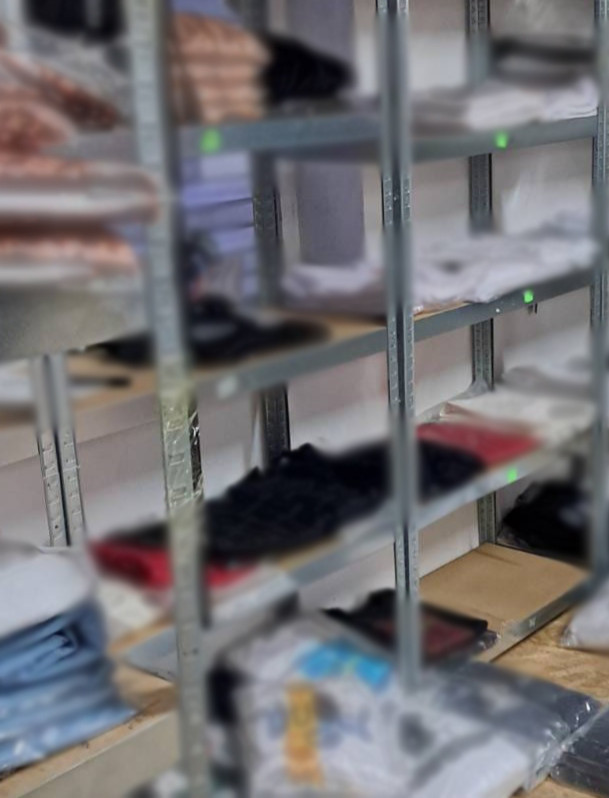 Sprzedaż podróbek „na żywo” w internecie. Służby przejęły towar wart ponad 5,3 mln zł [VIDEO, ZDJĘCIA]