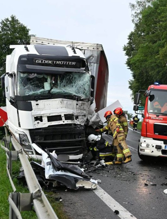 PODKARPACIE. Zderzenie trzech ciężarówek. Kierowca zakleszczony w kabinie [ZDJĘCIA]