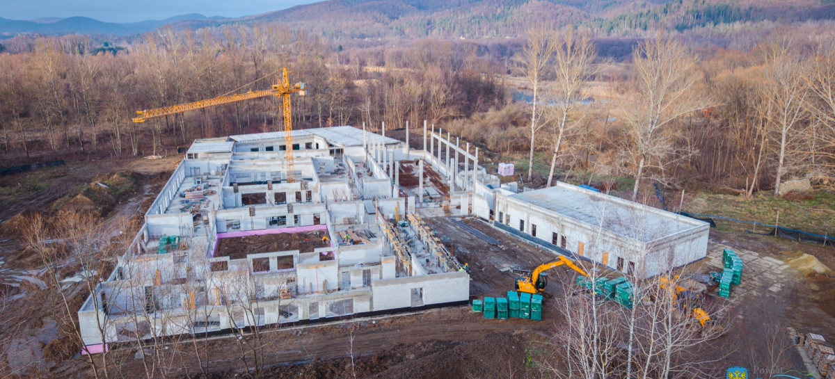 SANOK: Nowy budynek SOSW rośnie w oczach. Budowa wkracza w kluczowy etap [ZDJĘCIA Z LOTU PTAKA]