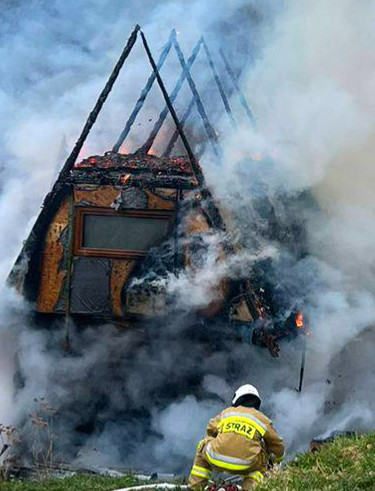 Pożar drewnianego budynku w Bieszczadach [ZDJĘCIA]