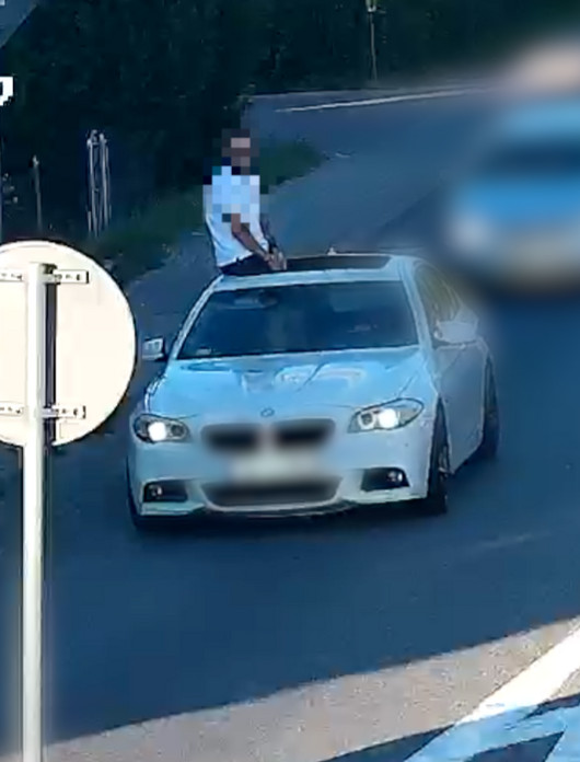 JASŁO: Pasażer podróżował na dachu BMW! Kierowca stracił prawo jazdy [VIDEO]