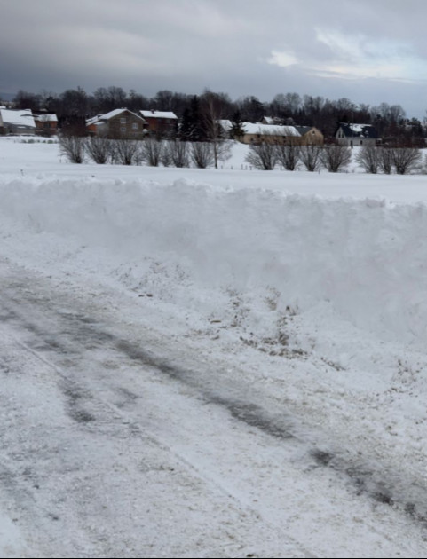 Zamiecie i zaspy paraliżują drogi w powiecie sanockim. Trudne warunki na Podkarpaciu [VIDEO, ZDJĘCIA]