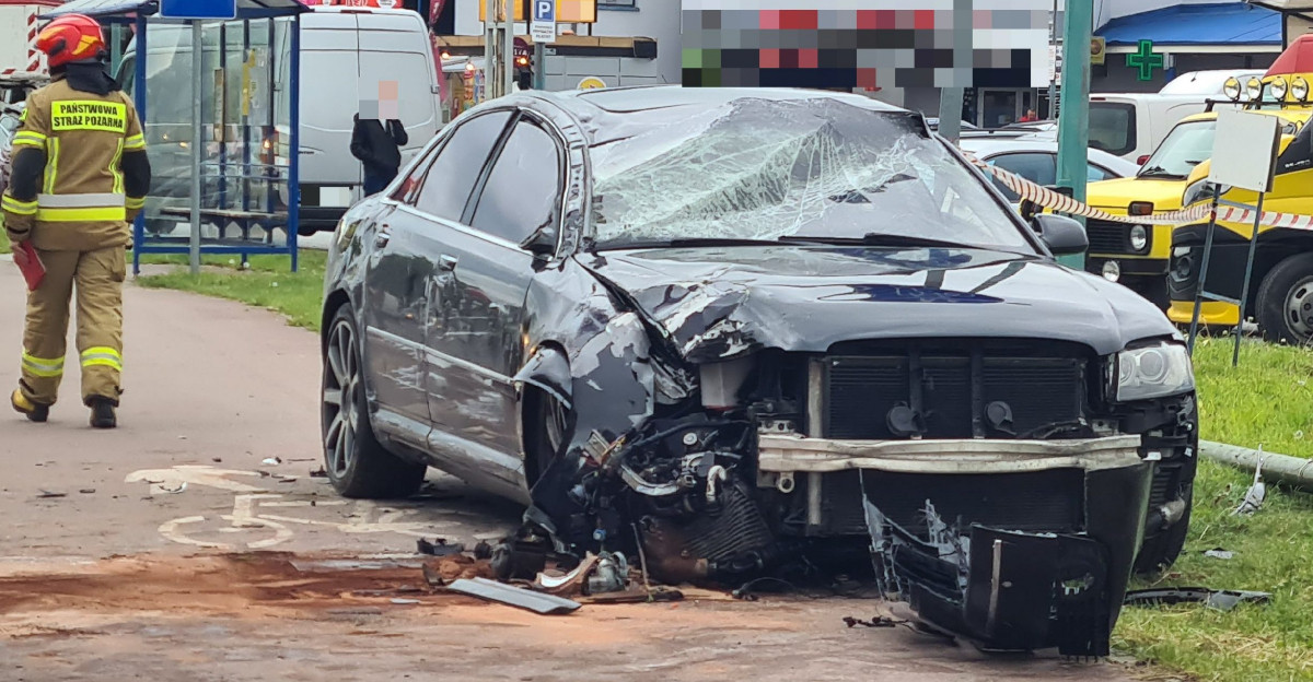 SANOK: Kolizja na ul. Krakowskiej. Kierowca Audi ratował się ucieczką na chodnik  (ZDJĘCIA)