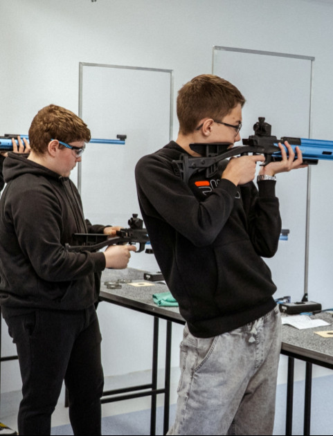 Celne oko, sportowy duch. I Międzyszkolne Zawody Strzeleckie w ZS2 w Sanoku [ZDJĘCIA]