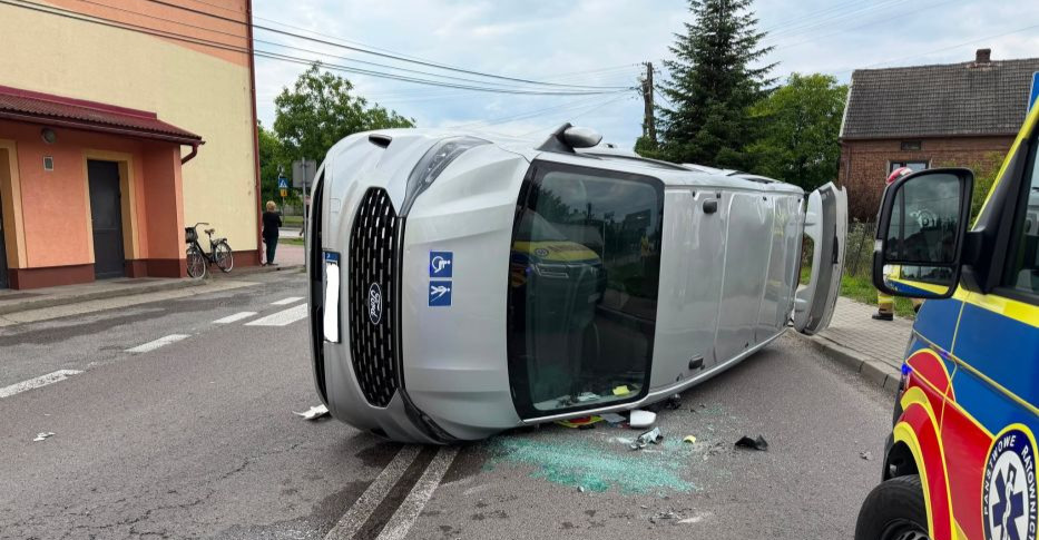 Zderzenie osobowki z ciężarówką. Auto przewróciło się na bok! [ZDJĘCIA]