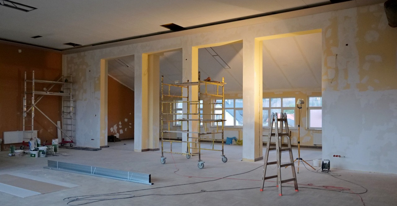 GMINA SANOK: Metamorfoza sali WDK w Niebieszczanach. Będzie nowocześnie i funkcjonalnie [ZDJĘCIA]