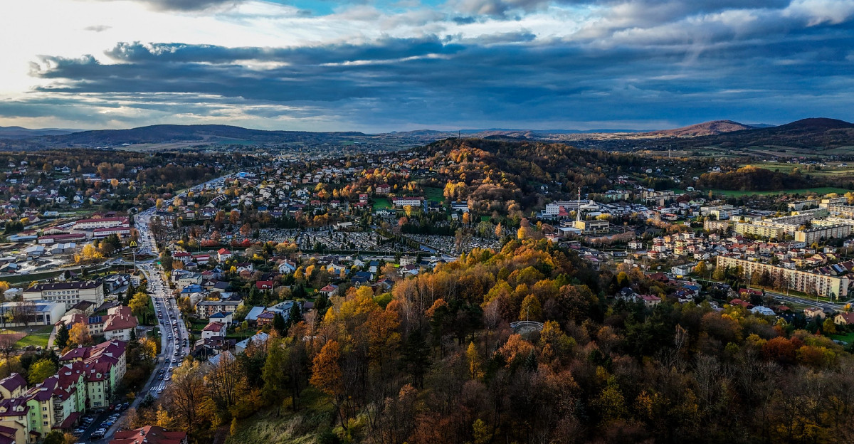 Sanok w jesiennej odsłonie. Magia natury nad miastem! ZOBACZCIE NAGRANIE Z LOTU PTAKA! [VIDEO, ZDJĘCIA]