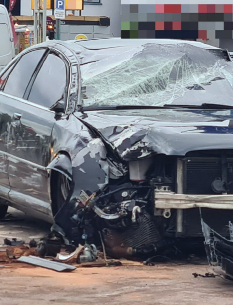 SANOK: Kolizja na ul. Krakowskiej. Kierowca Audi ratował się ucieczką na chodnik  (ZDJĘCIA)