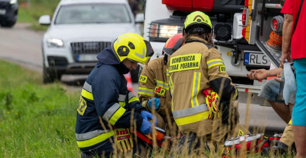 WAŃKOWA: Czołowe zderzenie busa z osobówką. Dwie osoby trafiły do szpitala [ZDJĘCIA]