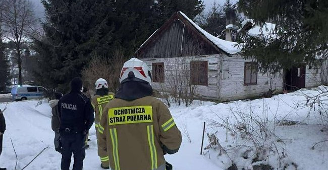BIESZCZADY: O krok od tragedii w Czarnej. Policjanci uratowali mężczyznę