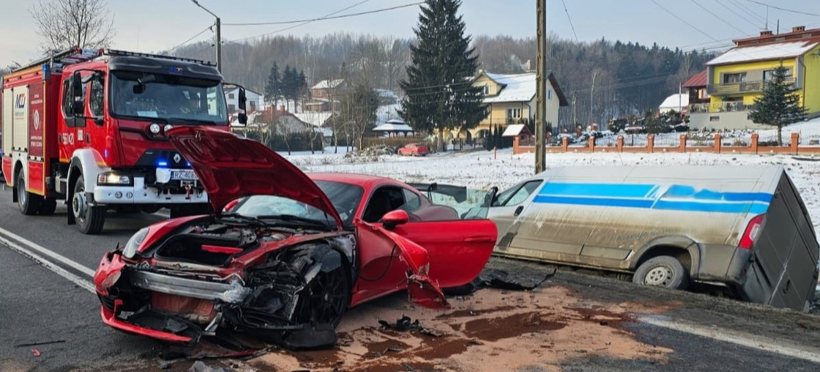 Karambol trzech pojazdów w Wyżnem. Bus wepchnął porsche pod nadjeżdżającego tira
