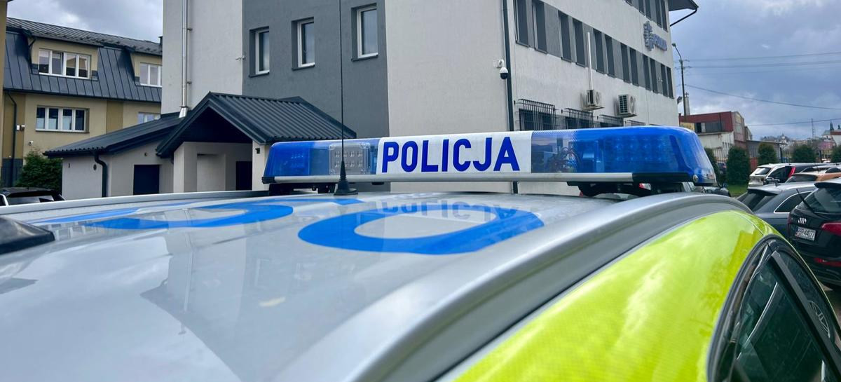 BRZOZÓW: Wjechał oplem w sklep! Kierowca i pasażerowie uciekli, 22-latka w rękach policji