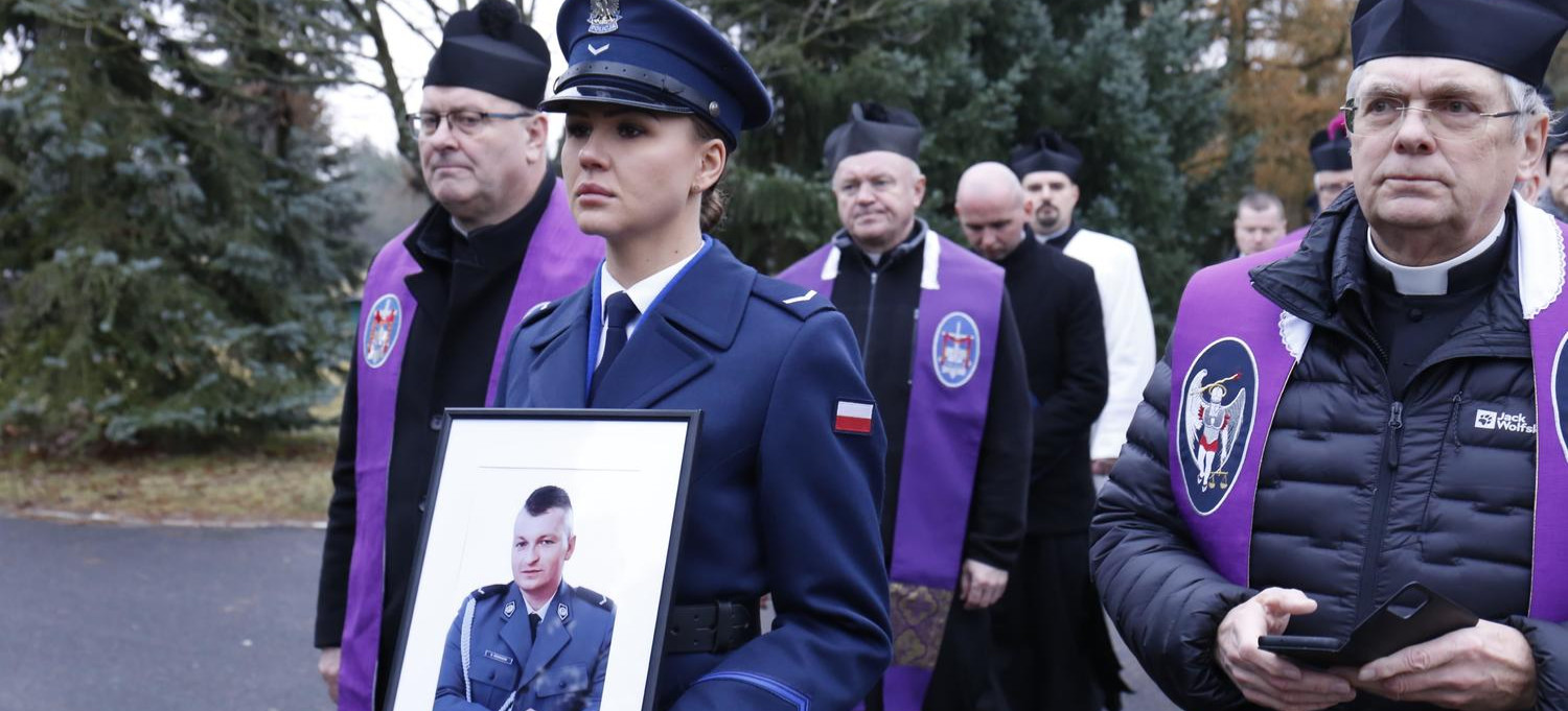 Pożegnanie zmarłego na służbie policjanta