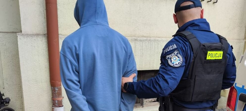 Brutalny atak podczas szkolnej przerwy. 17-latek złamał nos młodszemu koledze