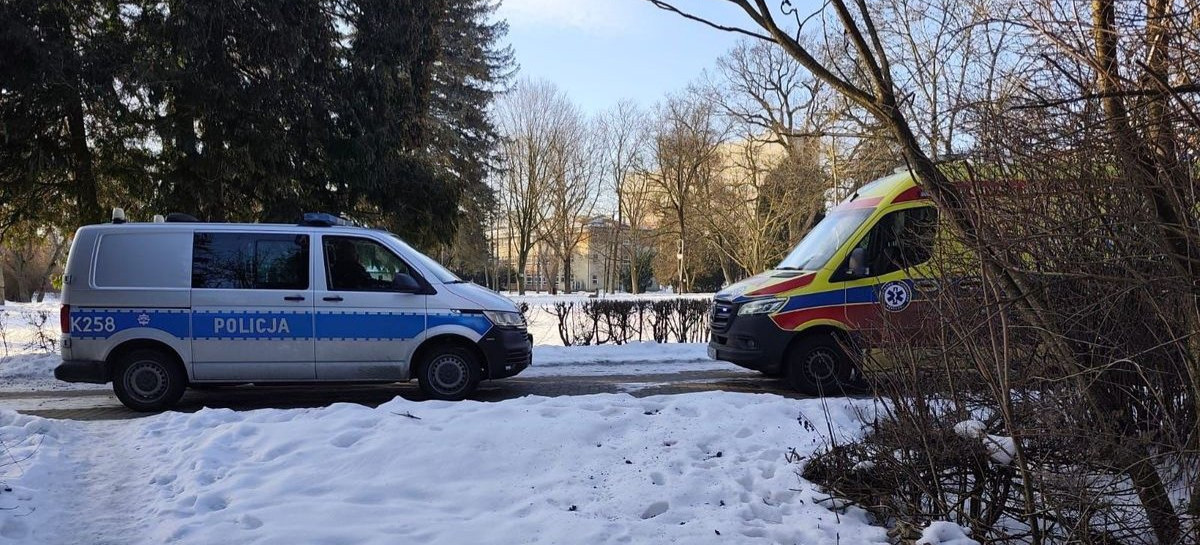 Szła boso po mrozie. Interwencja policji w Przemyślu uratowała 49-latkę przed wychłodzeniem