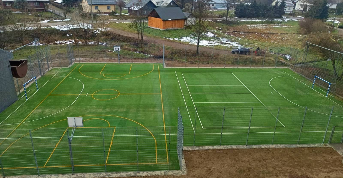 Nowoczesne boisko wielofunkcyjne przy Szkole Podstawowej w Dobrej już gotowe! [ZDJĘCIA]