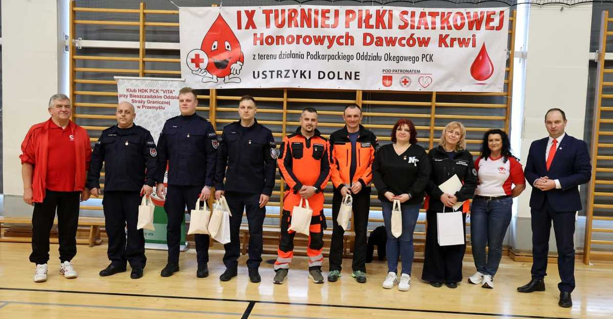 USTRZYKI DOLNE: Siatkarski bój i krew, która ratuje życie. Policjanci z odznaczeniami! [ZDJĘCIA]